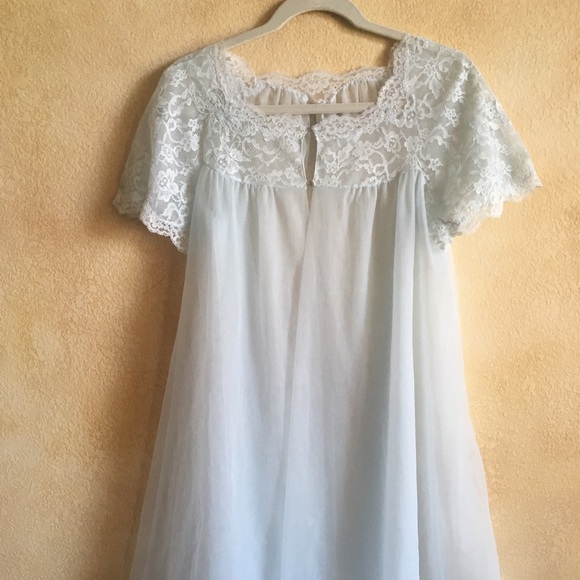 Pale blue vintage nylon robe size small - Picture 1 of 8